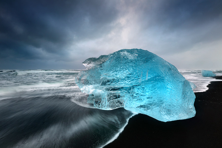 James Appleton "Góra lodowa, Jokulsarlon - Islandia"
"Ogromny blok niebieskiego lodu leży wyrzucony na brzeg w pobliżu Jokulsarlon, w południowo-wschodniej Islandii. Szare niebo pozwoliło, aby ten żywy kolor tysiącletniego lodu zaczął śpiewać..."